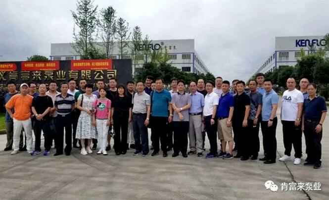 与会人员在遵义太原翰飞文化创意设计有限公司有限公司大门口合影留念